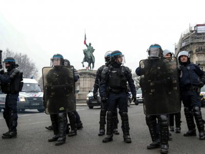 Des policiers français en faction à Paris le 15 décembre 2018 pour l'acte V des "gilets jaunes" - Zakaria ABDELKAFI [AFP]