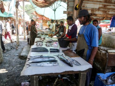 Des pêcheurs vendent leur poisson dans un marché de la ville portuaire de Hodeida, aux mains des rebelles Houthis, dans l'ouest du Yémen, le 14 décembre 2018 - ABDO HYDER [AFP]