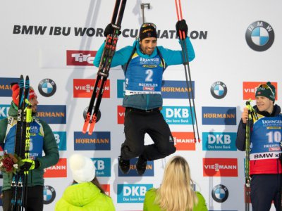 Le Français Martin Fourcade (c) remporte la poursuite lors du biathlon d'Hochfilzen le 15 décembre 2018 - JOE KLAMAR [AFP]