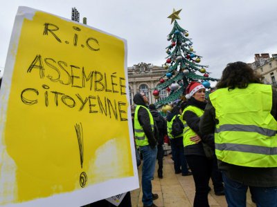 Un manifestant appelle à un RIC (référendum d'initiative citoyenne), à Montpellier, le 15 décembre 2018 - PASCAL GUYOT [AFP]