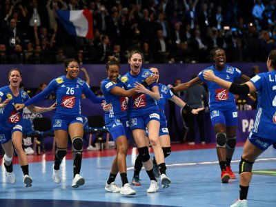 Les Françaises fêtent le titre de championnes d'Europe de hand décroché face à la Russie à Paris, le 16 décembre 2018 - Anne-Christine POUJOULAT [AFP]