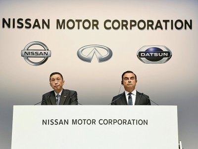 Le patron exécutif de Nissan Hiroto Saikawa (g) et le PDG du groupe Carlos Ghosn, lors d'une réunion d'actionnaires à Yokohama, le 26 juin 2018 - JIJI PRESS [JIJI PRESS/AFP]