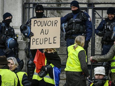 Des manifestants "gilets jaunes" à Lyon le 15 décembre 2018. - JEAN-PHILIPPE KSIAZEK [AFP]