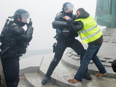 Heurts entre des policiers et des manifestants "gilets jaunes" à Nantes le 15 décembre 2018. - Sebastien SALOM-GOMIS [AFP]