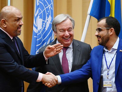 Le ministre yéménite des Affaires étrangères, Khaled al-Yémani (g), et le négociateur en chef des Houthis, Mohammed Abdelsalam, échangent une poignée de mains à l'issue de consultations sur la paix au Yémen à Stockholm, le 13 décembre 2018 - Jonathan NACKSTRAND [AFP]