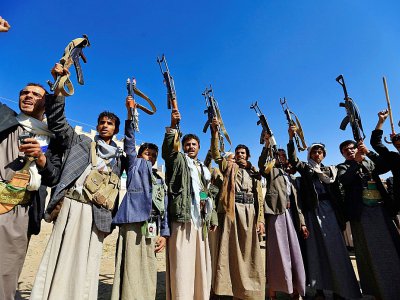 A Sanaa le 13 décembre 2018, des Yéménites brandissent leurs armes en soutien aux Houthis - Mohammed HUWAIS [AFP]