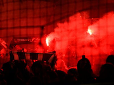 Les supporters marseillais allument des fumigènes avant le match contre le PSG, le 28 octobre 2018 au Stade Vélodrome - CHRISTOPHE SIMON [AFP/Archives]
