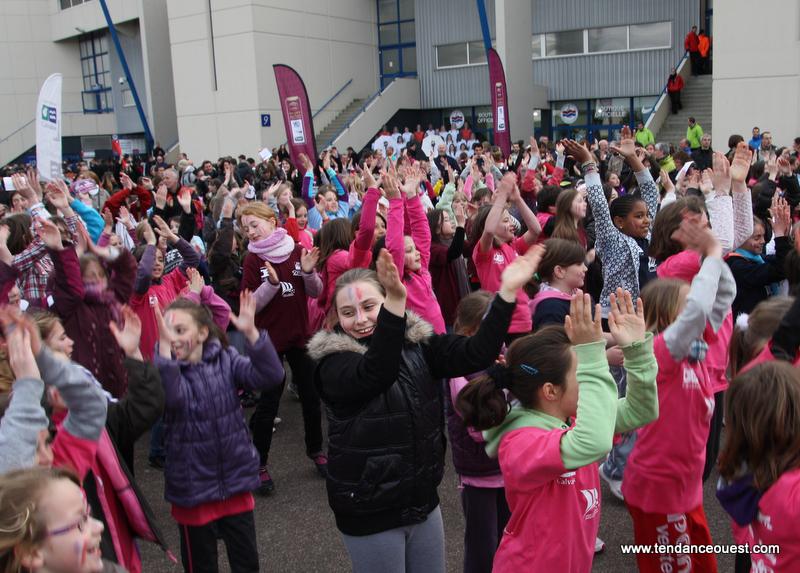 Des centaines de jeunes filles ont dansé sur le parvis du stade avant la rencontre. - Maxence Gorréguès - Tendance Ouest