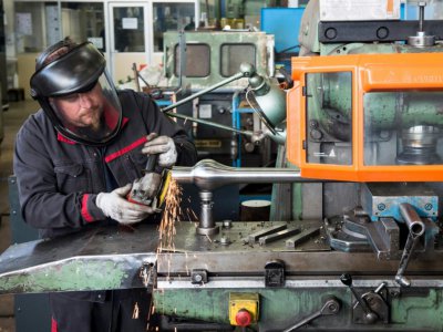 Un ouvrier de l'entreprise Bodet à Trémentines (France) prépare un nouveau diapason pour une cloche en réparation, le 17 décembre 2018 - Sebastien SALOM-GOMIS [AFP]