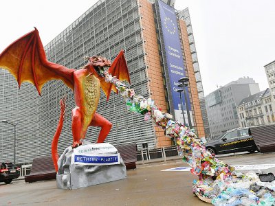 Une statue de dragon-cracheur de plastique installée devant le bâtiment de la Commission Européenne par l'ONG Rethink Plastic, le 26 novembre 2018 - EMMANUEL DUNAND [AFP/Archives]