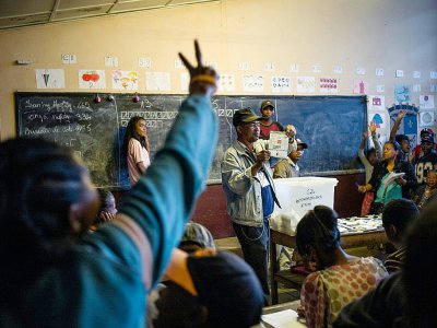 Les opérations de dépouillement dans un bureau de vote d'Antananarivo le 19 décembre 2018 - RIJASOLO [AFP]