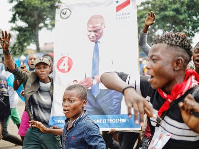 Des partisans du candidat d'opposition Martin Fayulu à la présidentielle en RDC brandissent son portrait dans les rues de Kinshasa le 19 décembre 2018. - MARCO LONGARI [AFP]