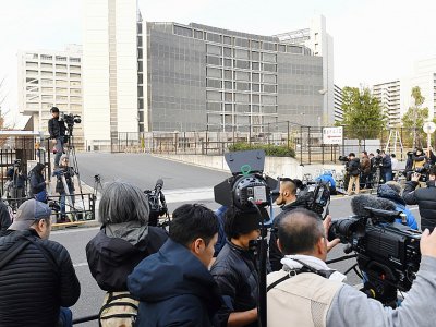 Des journalistes attendent devant le centre de détention de Tokyo où se trouve Carlos Ghosn, le 20 décembre 2018 - Toshifumi KITAMURA [AFP]