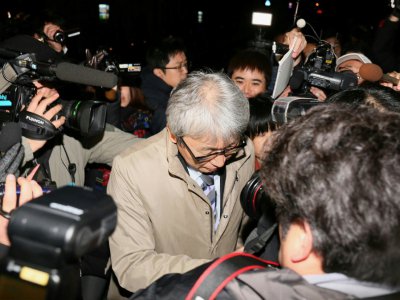 L'avocat de Carlos Ghosn, Motonari Ohtsuru, interrogé par les journalistes à sa sortie du centre de détention, le 20 décembre 2018 à Tokyo - JIJI PRESS [JIJI PRESS/AFP]