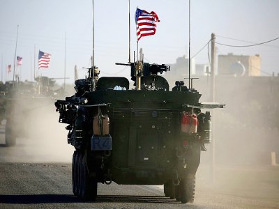 Des véhicules blindés américains près de la ville syrienne de Manbij le 5 mars 2017 - DELIL SOULEIMAN [AFP/Archives]