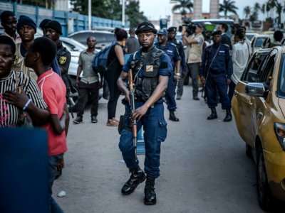 Un policier de la République démocratique du Congo patrouille devant la Commission électorale nationale indépendante (Céni), à Kinshasa, le 20 décembre 2018. - Luis TATO [AFP]