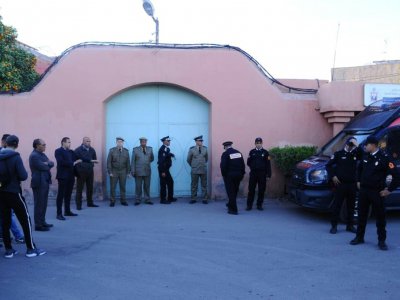 Photo prise le 20 décembre 2018 montrant des officiers de police attendant devant la morgue de Marrakech, dans le sud du Maroc, où se trouvaient les corps des deux Scandinaves ayant été tuées dans la région proche du Haut-Atlas - - [AFP]