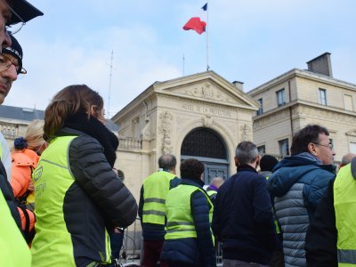 À Caen, les manifestants vont à nouveau se retrouver devant la préfecture. - Simon Abraham