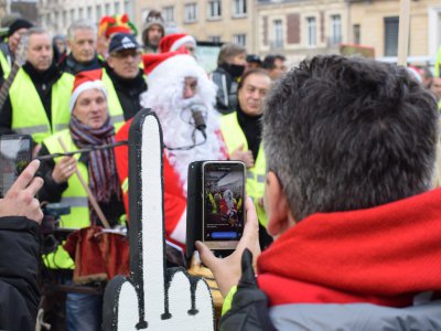 ... qui a aussi pris la parole devant la foule. - Simon Abraham