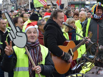 Au micro, un intermittent du spectacle revisite le célèbre Petit papa Noël de Tino Rossi. - Simon Abraham