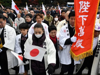 Des Japonais entrent dans le Palais impérial de Tokyo pour la cérémonie publique marquant le 85e anniversaire de l'Empereur Akihito, le 23 décembre 2018 - Toshifumi KITAMURA [AFP]