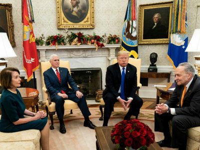 Le président Donald Trump et le vice-président Mike Pence, avec les responsables démocrates du Congrès Nancy Pelosi et Chuck Schumer, à la Maison Blanche le 11 décembre 2018 - Brendan Smialowski [AFP/Archives]