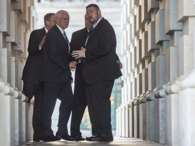 Le vice-président Mike Pence et le prochain secrétaire général par intérim de la Maison Blanche Mick Mulvaney arrivent au Capitole à Washington, le 22 décembre 2018 - Andrew CABALLERO-REYNOLDS [AFP]