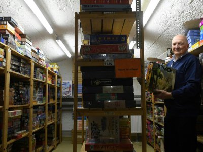 Le collectionneur Tom Werneck pose dans les archives Bayerisches Spielearchiv des jeux de société, à Munich (sud de l'Allemagne), le 12 décembre 2018 - Christof STACHE [AFP]