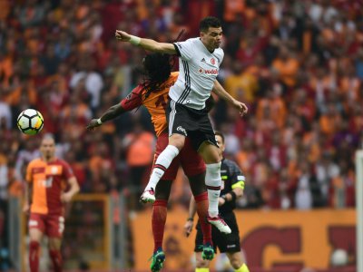 Pepe, alors au Besiktas Istanbul (blanc) à la lutte avec l'attaquant de Galatasaray Bafetimbi Gomis, le 29 avril 2018 à Istanbul - OZAN KOSE [AFP/Archives]