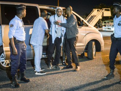 Le jihadiste Peter Cherif (au centre) sort d'une voiture à Djibouti le 22 décembre 2018 avant d'être extradé en France - Houssein Hersi [AFP]