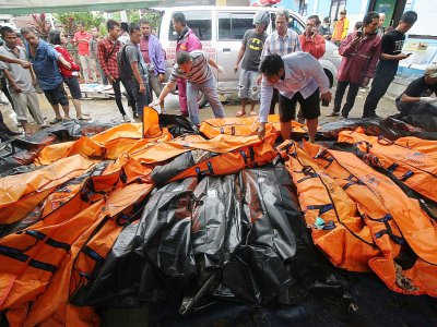 Les corps des victimes du tsunami à Carita en Indonésie le 23 décembre 2018 - Demy Sanjaya [AFP]