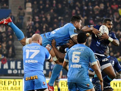 L'ailier de Montpellier Timoci Nagusa (en haut) tente de récupérer le ballon lors du match contre Grenoble, le 22 décembre 2018 à Grenoble - JEAN-PIERRE CLATOT [AFP]