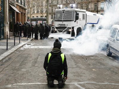 Un "gilet jaune" face aux forces de l'ordre le 22 décembre 2018 à Paris - Sameer Al-Doumy [AFP]
