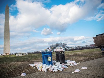 Des poubelles débordent dans le parc public du "Mall" à Washington, le 24 décembre 2018, à cause du "shutdown" qui paralyse notamment le budget des parc nationaux - Eric BARADAT [AFP]