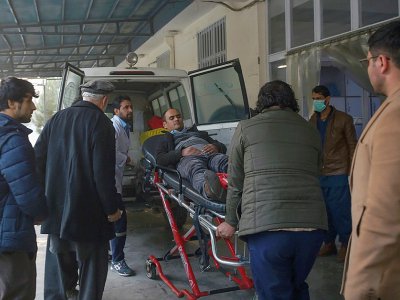 Un blessé est transporté à l'hôpital Wazir Akbar Khan, le 24 décembre 2018 victime de l'explosion d'une voiture piégée - WAKIL KOHSAR [AFP]