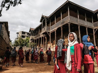 Des étudiantes dans la cour du palace Sheik Ojele construit en 1890, le 29 novembre 2018 à Addis Abeba, en Ethiopie - EDUARDO SOTERAS [AFP]