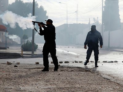 Des policiers tunisiens tirent des gaz lacrymogènes contre des manifestants le 25 décembre 2018 à Kasserine en Tunisie - Hatem SALHI [AFP]