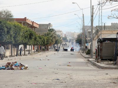 Des manifestants jettent de pierres contre les forces de l'ordre après avoir érigé des barricades de fortune le 25 décembre 2018 à Kasserine, en Tunisie - Hatem SALHI [AFP]