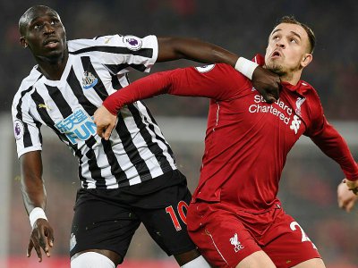 Le milieu de Newcastle Mohamed Diamé (g) à la lutte avec le milieu de Liverpool Xherdan Shaqiri, le 26 décembre 2018 à Liverpool - Paul ELLIS [AFP]