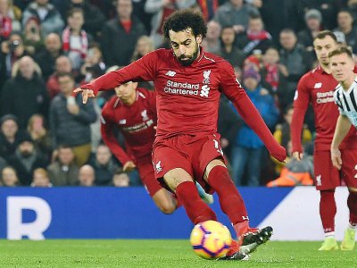 L'attaquant égyptien de Liverpool Mohamed Salah marque sur penalty contre Newcastle, le 26 décembre 2018 à Liverpool - Paul ELLIS [AFP]