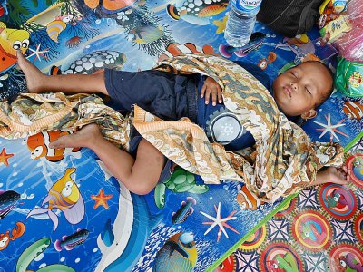 Un enfant dans un centre d'hébergement à Labuan (île de Java) le 27 décembre 2018, fait partie des milliers d'évacués après le tsunumai qui a frappé le détroit de la Sonde - ADEK BERRY [AFP]