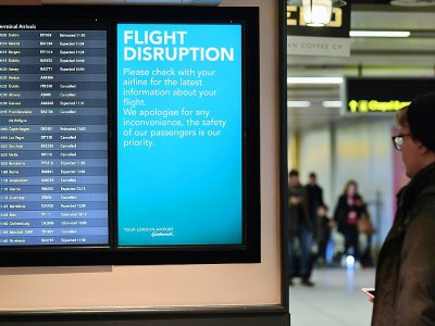 Des vols annulés ou retardés après le signalement de drones volant à basse altitude à proximité de l'aéroport de Gatwick, le 21 décembre 2018 à Londres - Ben STANSALL [AFP/Archives]