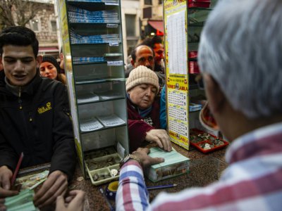 Les Turcs plein d'espoir à l'achat d'un ticket de loterie au stand "Nimet Abla" réputé le plus chanceux de Turquie. A Istanbul le 17 décembre 2018 - Yasin AKGUL [AFP]
