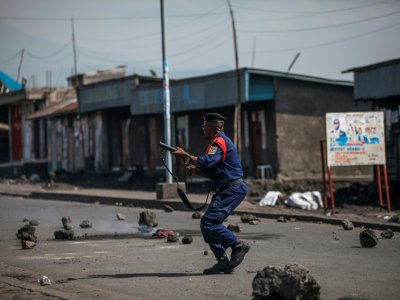 Un policier à Goma, au Nord-Kivu, dans l'Est de la RD Congo, le  27 décembre 2018, durant des affrontements avec des manifestants protestant contre le report des élections présidentielle, législatives et provinciales dans cette région - PATRICK MEINHARDT [AFP]