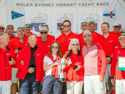 Mark Richards, le skipper de Wild Oats XI, et ses équipiers, posent avec le trophée après avoir remporté Sydney-Hobart, le 28 décembre 2018 à Hobart - Handout [ROLEX/AFP/Archives]