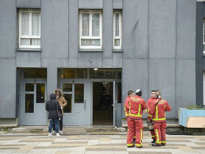 Des pompiers au pied de l'immeuble où un appartement a brûlé faisant 4 morts, le 28 décembre 2018 à Bobigny - Lucas BARIOULET [AFP]