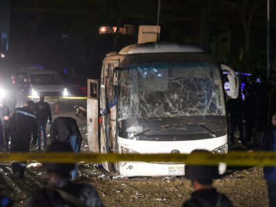 Une photo prise le 28 décembre 2018 montre un bus de touristes vietnamiens endommagé après une attaque à la bombe qui a coûté la vie à deux touristes près des pyramides au Caire - MOHAMED EL-SHAHED [AFP]