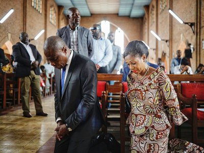 Martin Fayulu candidat de l'opposition à la présidence de la RDC avec sa femme Esther, lors d'une cérémonie religieuse à Notre-Dame-de-Kinshasa, à Kinshasa, le 29 décembre 2018 - MARCO LONGARI [AFP]