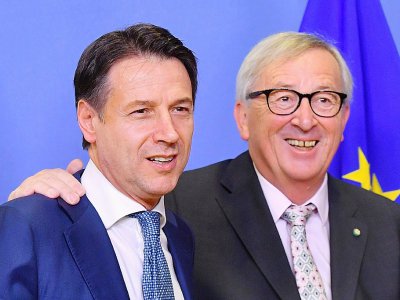Le Premier ministre italien Giuseppe Conte et le président de la Commission européenne Jean-Claude Juncker à Bruxelles le 24 novembre 2018. - Emmanuel DUNAND [AFP]