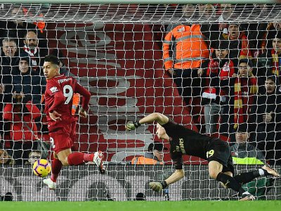 Le milieu de terrain brésilien de Liverpool Roberto Firmino (g) auteur d'un triplé lors de la victoire à domicile face à Arsenal le 29 décembre 2018 - Paul ELLIS [AFP]
